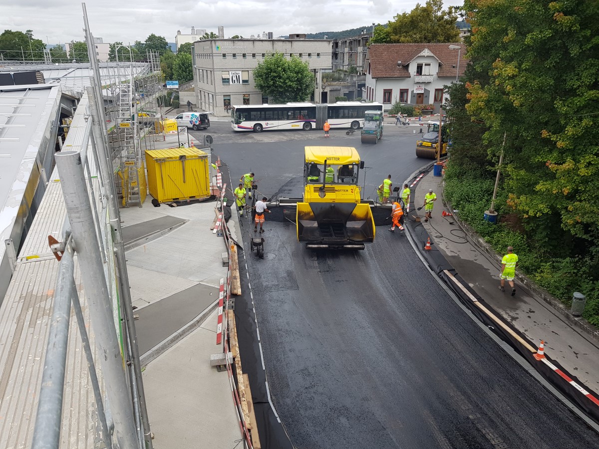 Einbau Deckbelag Bushof Wohlen auf 2700 Quadratmeter