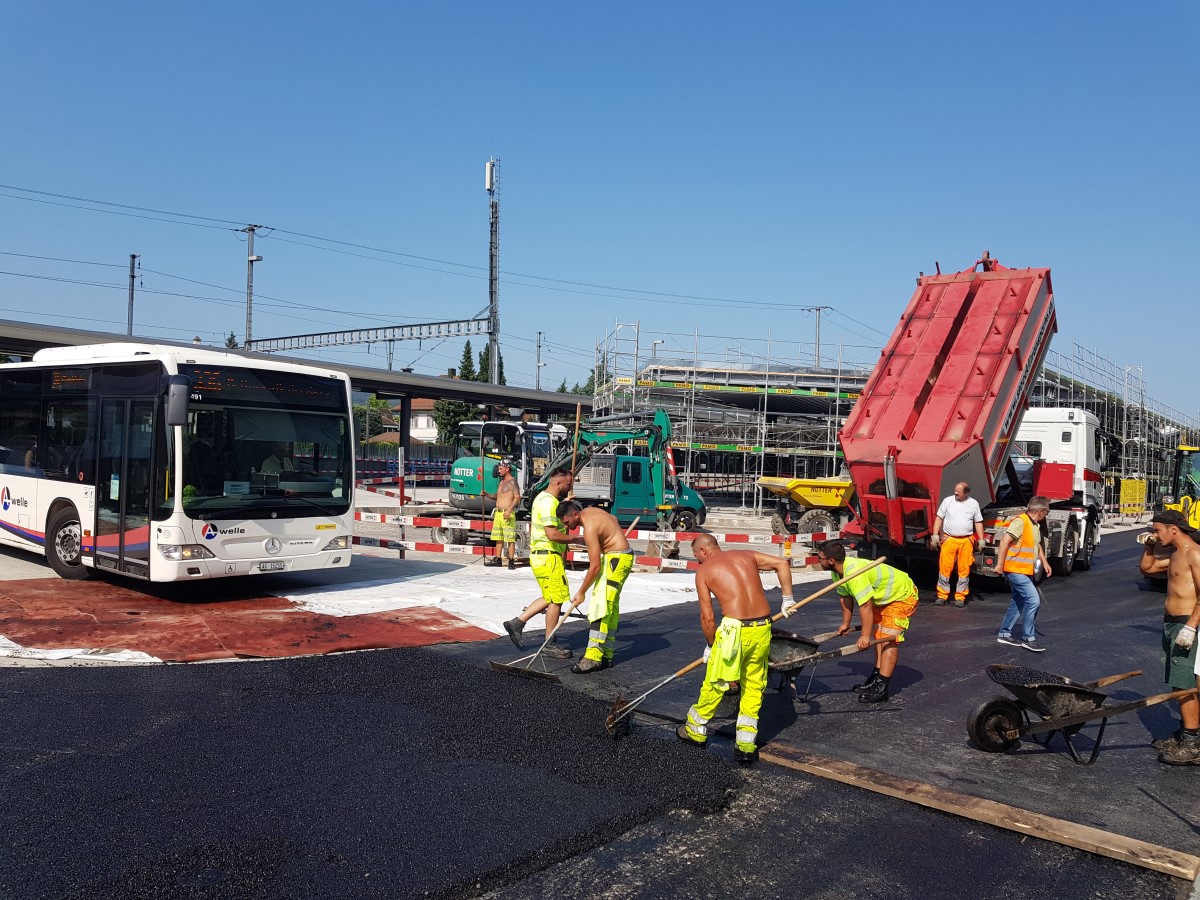 Einbau Deckbelag Bushof Wohlen auf 2700 Quadratmeter